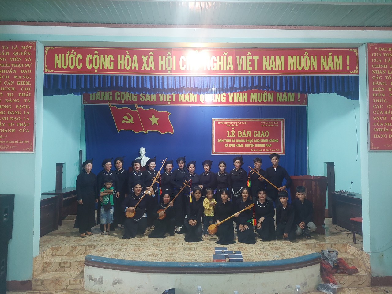 Trao đàn tính và trang phục truyền thống cho câu lạc bộ Đàn tính, hát Then Buôn Krông, xã Dur Kmăl