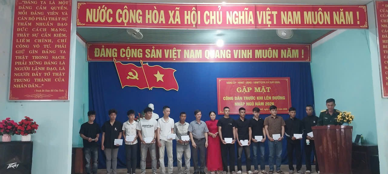 UBND xã Dur Kmăl tổ chức gặp mặt, tặng quà công dân nhập ngũ vào Quân đội và tham gia nghĩa vụ Công an nhân dân năm 2026